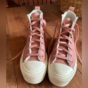 Chuck Taylor All Star Lift Sneaker in Rust Pink. Women’s size 7.5
